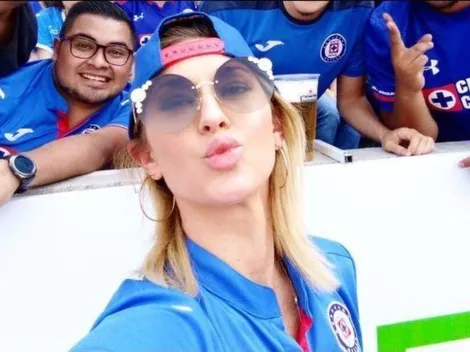 Jeni Summers va preparada a la playa con un accesorio de Cruz Azul