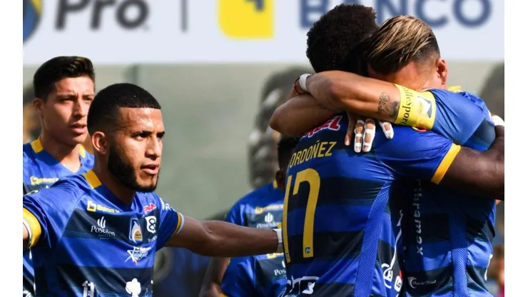 El festejo de los jugadores de Delfín.