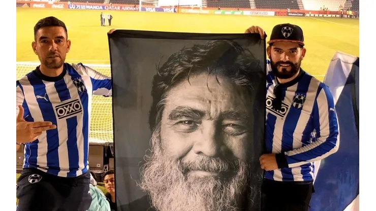 El homenaje de unos aficionados de Rayados a Celso Piña en Qatar