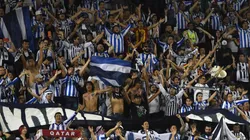 La afición de Monterrey colmó la tribuna del estadio y armó una verdadera fiesta.