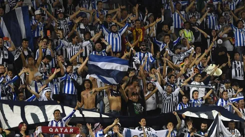 La afición de Monterrey colmó la tribuna del estadio y armó una verdadera fiesta.