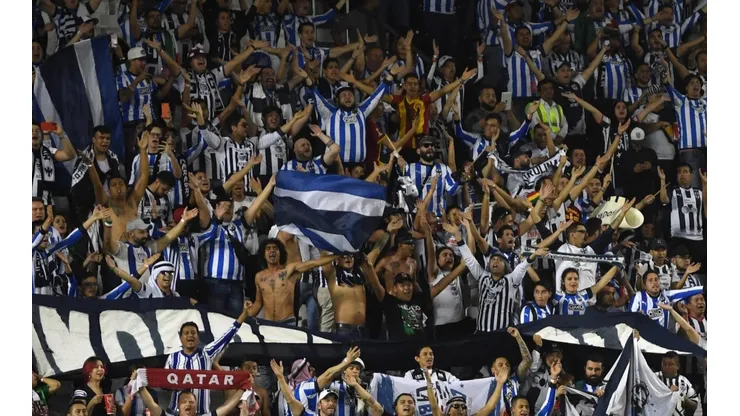 La afición de Monterrey colmó la tribuna del estadio y armó una verdadera fiesta.