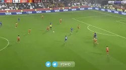 Carrillo recibió por el medio y detrás del punta.