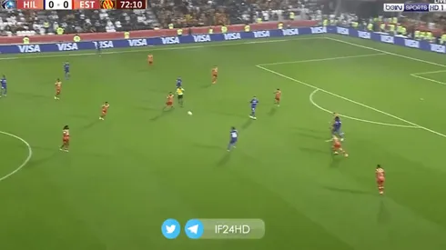 Carrillo recibió por el medio y detrás del punta.