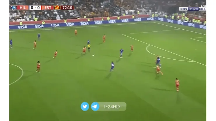 Carrillo recibió por el medio y detrás del punta.