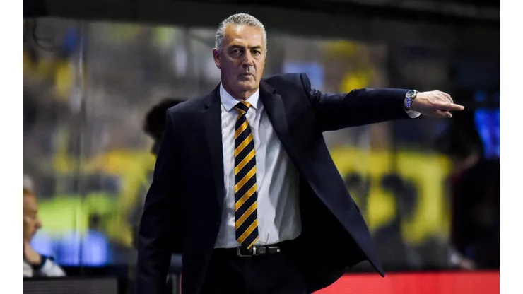 Gustavo Alfaro, todavía director técnico de Boca.