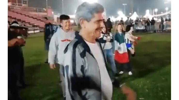 El falso Tuca Ferretti apareció en el Fan Zone de Rayados en Catar