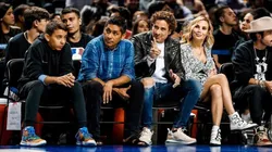 Guillermo Ochoa y Jorge Campos, espectadores de lujo en el partido de NBA en Ciudad de México