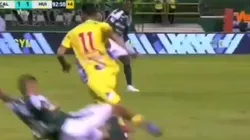 La dura entrada de Julián Zea a Andrés Amaya.