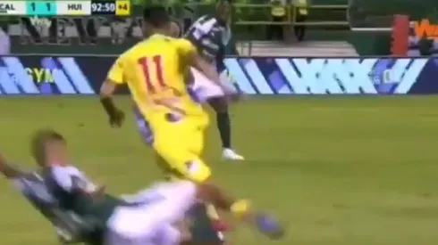 La dura entrada de Julián Zea a Andrés Amaya.