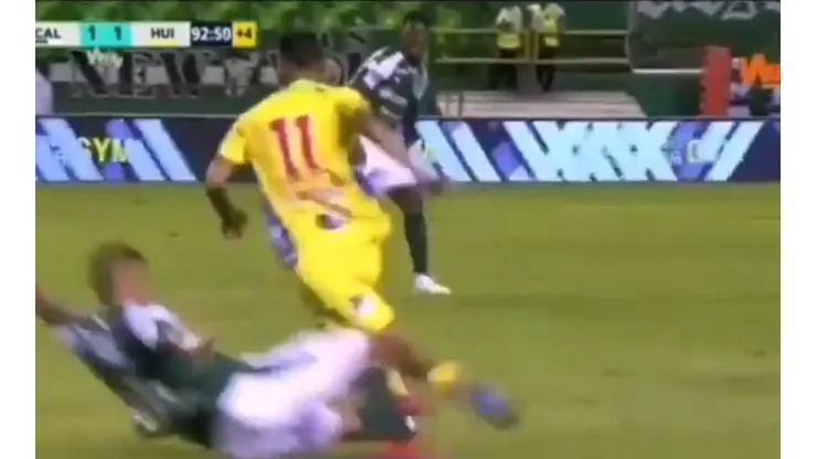 La dura entrada de Julián Zea a Andrés Amaya.
