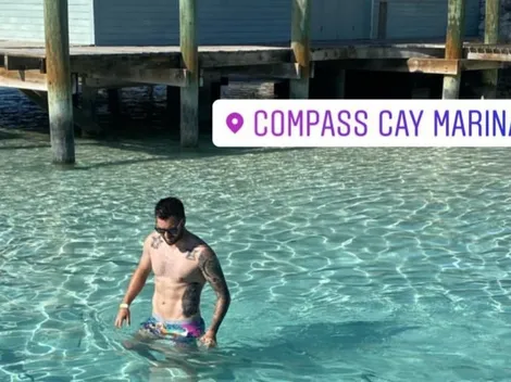 No le teme a nada: Gignac nadó con tiburones