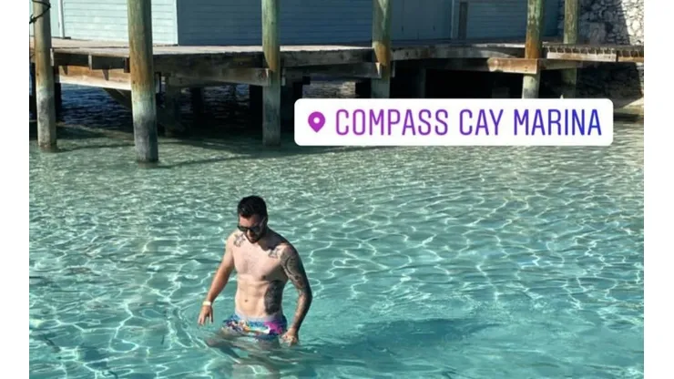No le teme a nada: Gignac nadó con tiburones