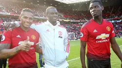 Antonio Valencia junto a Paul Pogba.