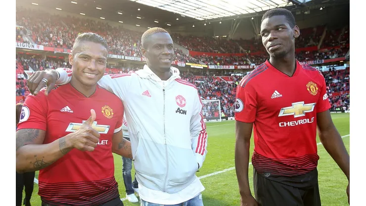 Antonio Valencia junto a Paul Pogba.