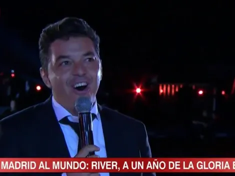 Sin ropa: Gallardo tomó el micrófono y le dedicó una canción a Boca