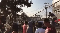 VIDEO: Una reja se venció y cayó sobre fans del América