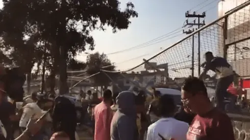 VIDEO: Una reja se venció y cayó sobre fans del América