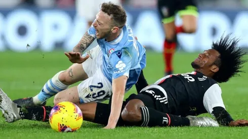 La falta que provocó la expulsión de Cuadrado contra la Lazio.