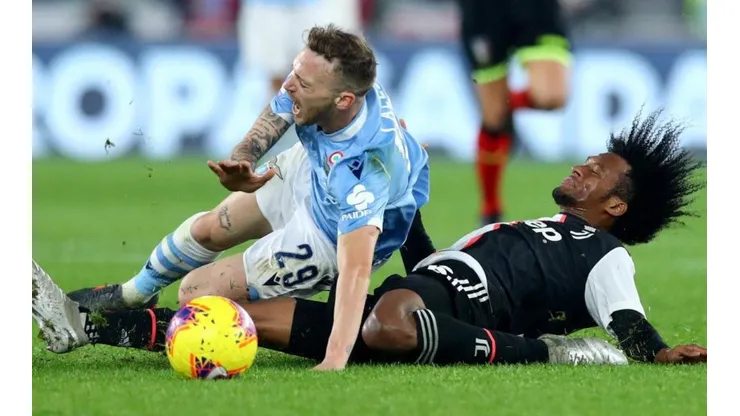 La falta que provocó la expulsión de Cuadrado contra la Lazio.
