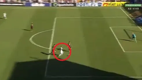 Gran remate cruzado de Carlos Sánchez.