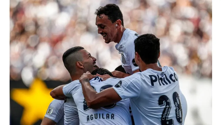 Santos, uno de los tres que nunca descendieron.