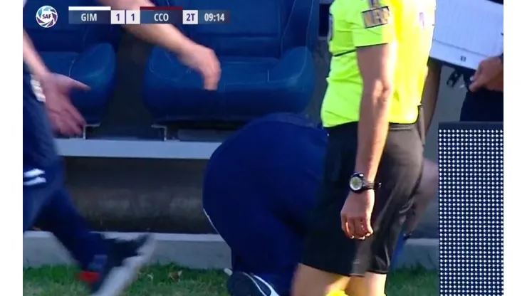 Foto de Diego Maradona y su caída.