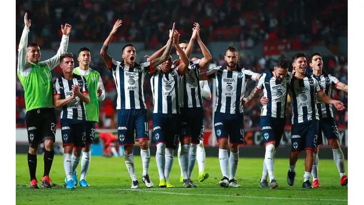 Una multitud despidió a los jugadores Rayados en el aeropuerto.