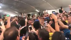 Descontrol total: así votó Juan Román Riquelme