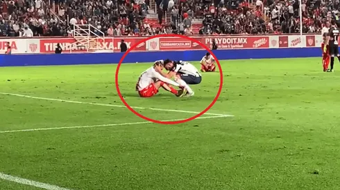 Miguel Layún consoló a Cristian Calderón una vez finalizado el encuentro.