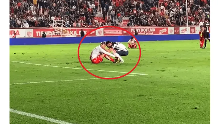 Miguel Layún consoló a Cristian Calderón una vez finalizado el encuentro.