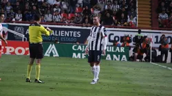 Vincent Janssen se tomó a mal que el silbante lo apresure y reaccionó de esta forma.