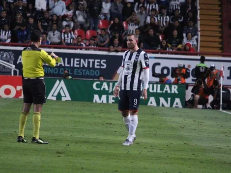 ¿Debió irse expulsado? El empujón de Vincent Janssen al silbante cuando salió reemplazado