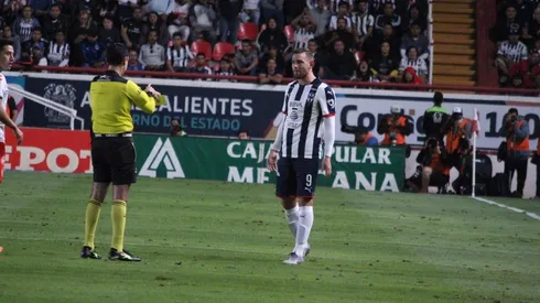 Vincent Janssen se tomó a mal que el silbante lo apresure y reaccionó de esta forma.