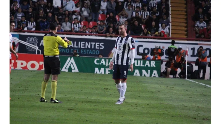 Vincent Janssen se tomó a mal que el silbante lo apresure y reaccionó de esta forma.