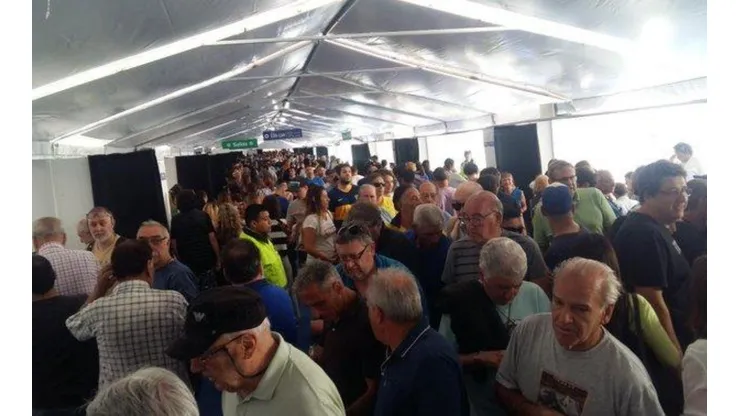 Amenaza de suspensión: las elecciones en Boca arrancaron muy irregulares