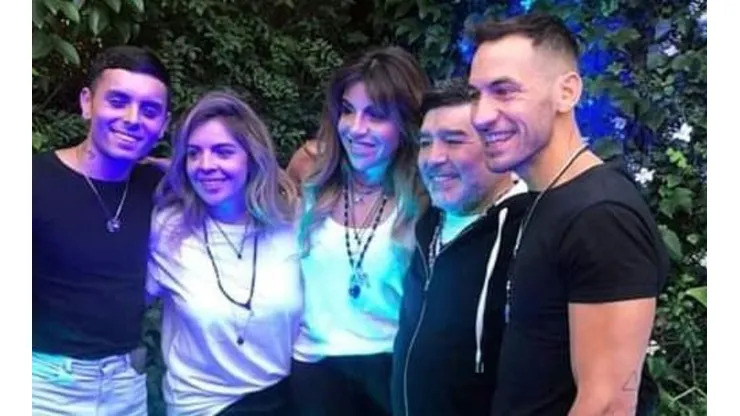 Emociona: hubo reencuentro y foto de Maradona con Claudia y sus hijas