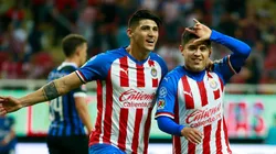 No es jugar al fútbol: Chofis López posó con su nuevo auto de lujo y dijo que cumplió su sueño