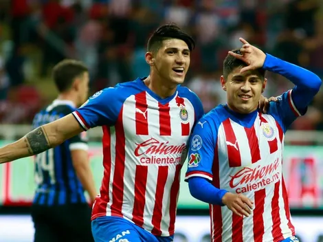 No es jugar al fútbol: Chofis López posó con su nuevo auto de lujo y dijo que cumplió su sueño