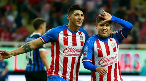 No es jugar al fútbol: Chofis López posó con su nuevo auto de lujo y dijo que cumplió su sueño