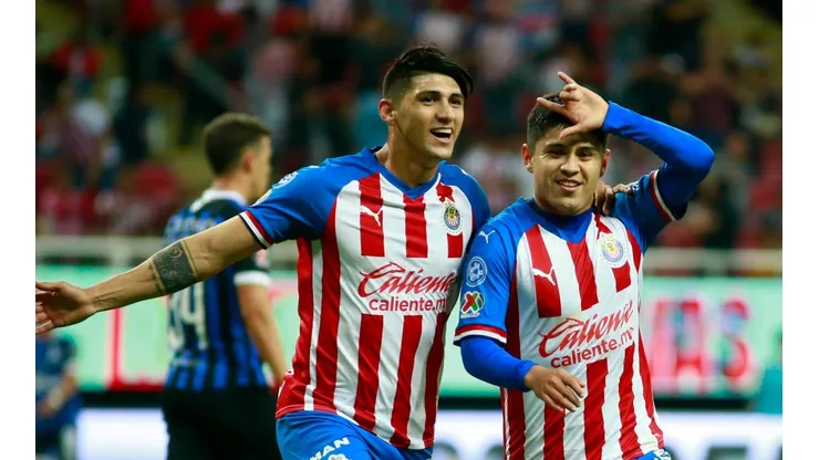 No es jugar al fútbol: Chofis López posó con su nuevo auto de lujo y dijo que cumplió su sueño