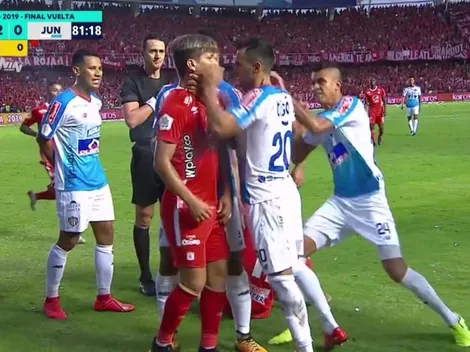 Terrible patadón de Piedrahíta, roja y luego le conectó un puñetazo a Carrascal