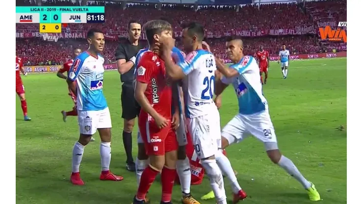 Terrible patadón de Piedrahíta, roja y luego le conectó un puñetazo a Carrascal