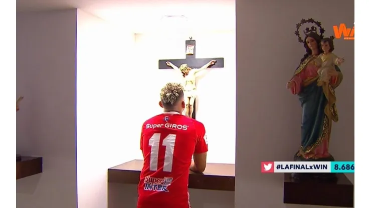 Duván Vergara rezando a segundos de comenzar la gran final de la Liga Águila II-2019.