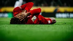 EN LA LONA. Coman se retuerce de dolor en el medio del partido (Foto: Getty).