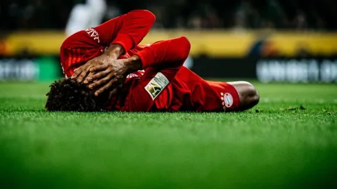 EN LA LONA. Coman se retuerce de dolor en el medio del partido (Foto: Getty).