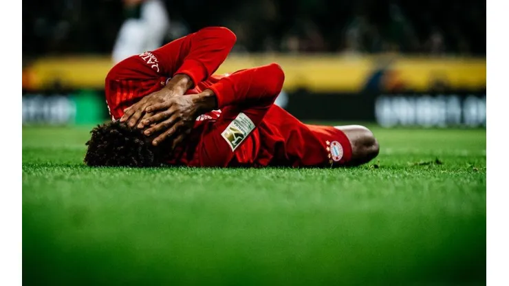 EN LA LONA. Coman se retuerce de dolor en el medio del partido (Foto: Getty).