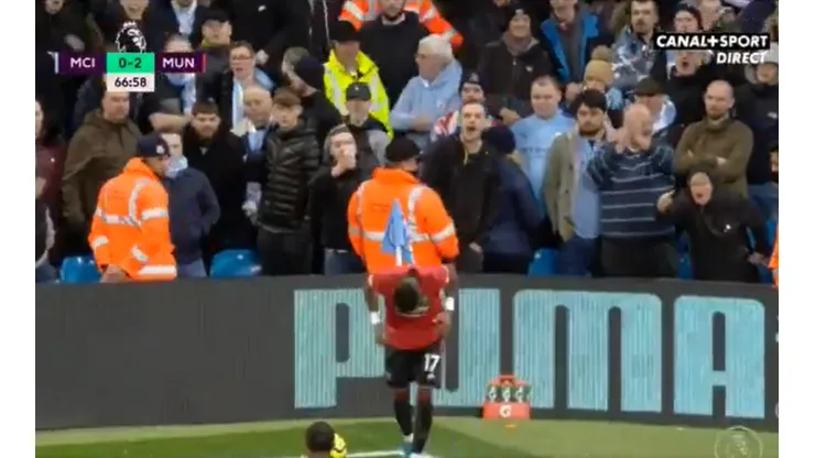 Los hinchas del City le tiraron de todo a Fred y le hicieron gestos racistas