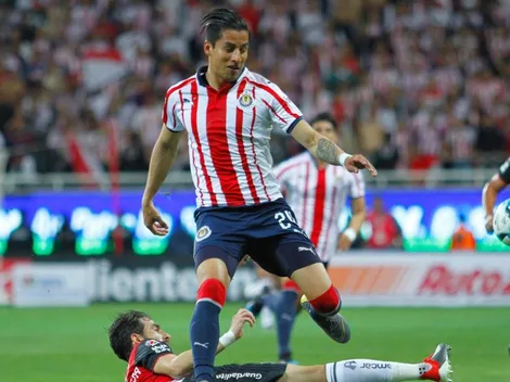 Chepo de la Torre va a la carga por un jugador de Chivas