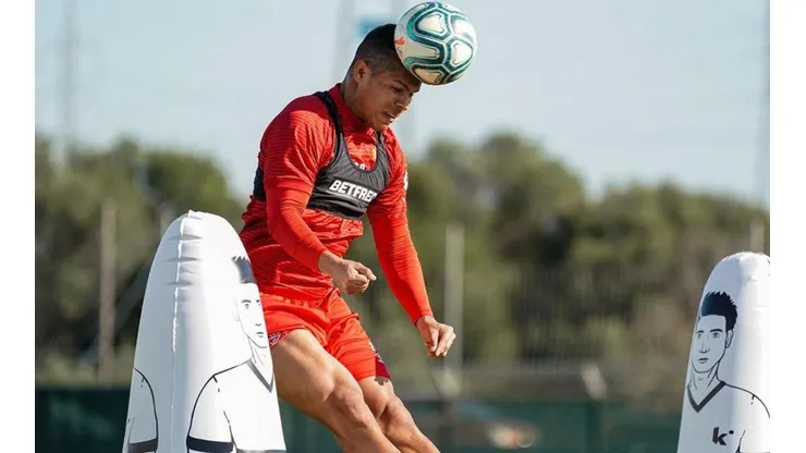 Juan Camilo Hernández, listo para regresar a la acción en el fútbol español.